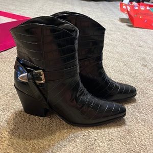 Women boots never worn